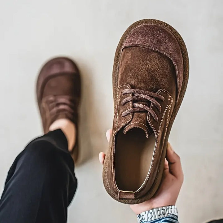 Frente dos sapatos Santiago, ideais para trabalho ou eventos sociais. Conforto ortopédico e moda masculina.