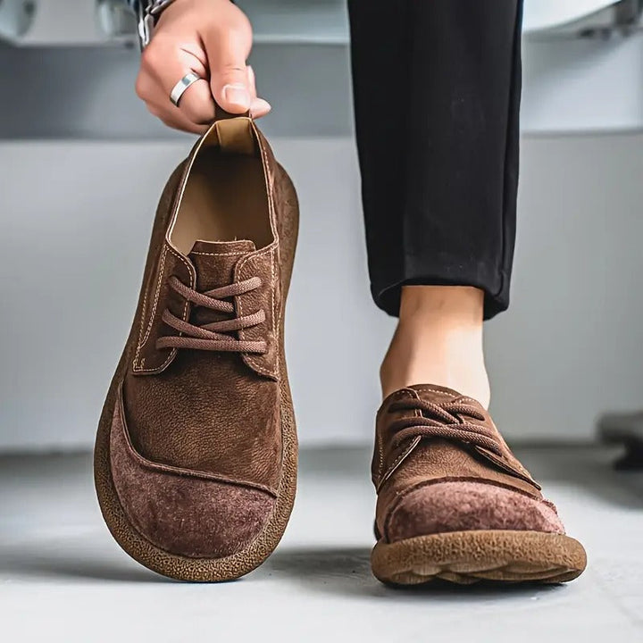 Sapato masculino Santiago, vista lateral. Calçado ortopédico de estilo casual, respirável e elegante.