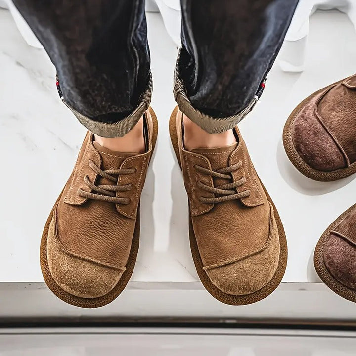 Par de sapatos Santiago em couro marrom. Calçado ortopédico, conforto e estilo moderno.