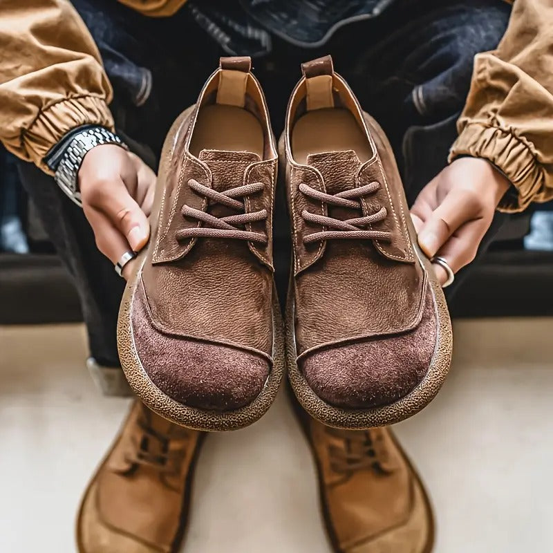Sola antiderrapante dos sapatos masculinos Santiago. Oferece segurança e estabilidade, calçado ortopédico.