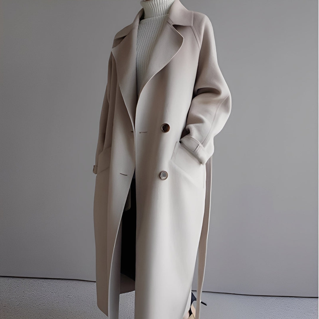 Casaco feminino solto e elegante para inverno, oferece conforto e estilo. Ideal para moda feminina casual chic.