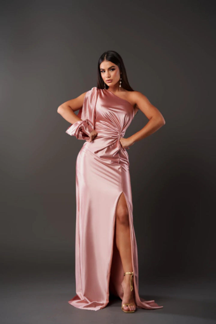Elegante vestido feminino um ombro só com fenda. Ideal para festas, destacando a silhueta.