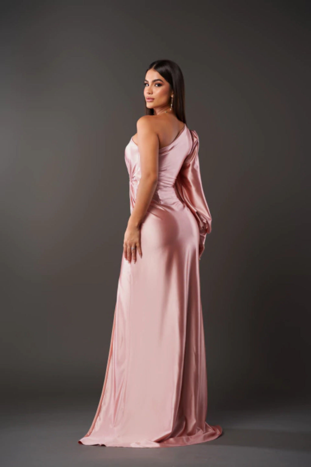 Vestido para festa feminino, um ombro só. Fenda lateral que adiciona um toque de moda verão.