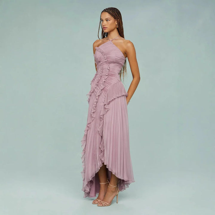 Vestido de festa formal com costas abertas, decote halter, babados e caimento longo.