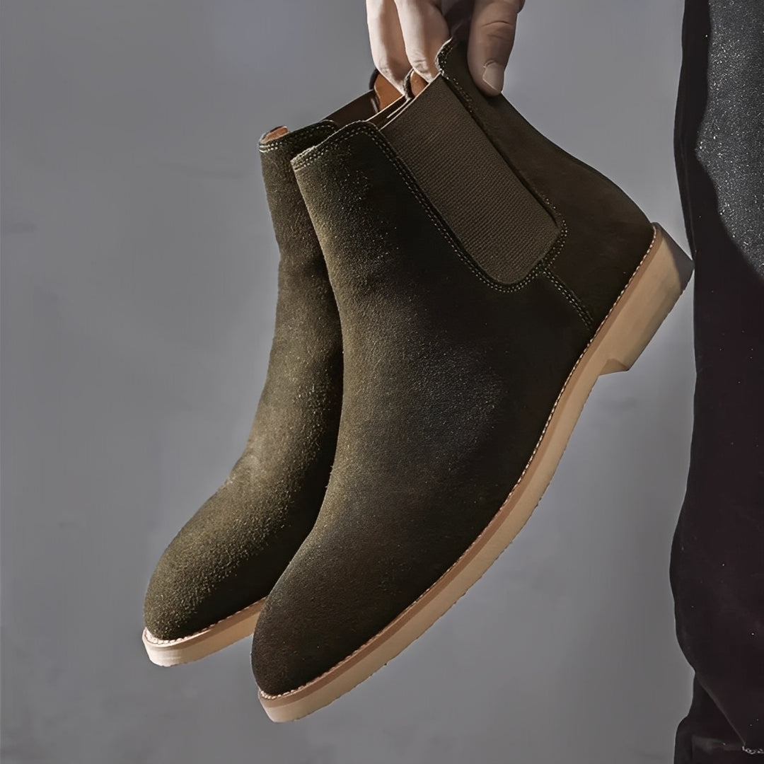 Par de Botas Chelsea Willard em couro marrom, calçado masculino versátil. Conforto e estilo para bota de homem.
