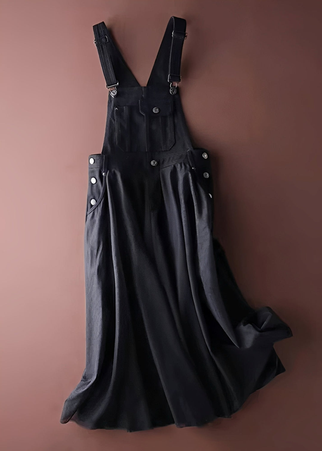 Moda verão: Vestido patchwork feminino midi. Roupa elegante e tendência, vestuário casual e leve de alça.