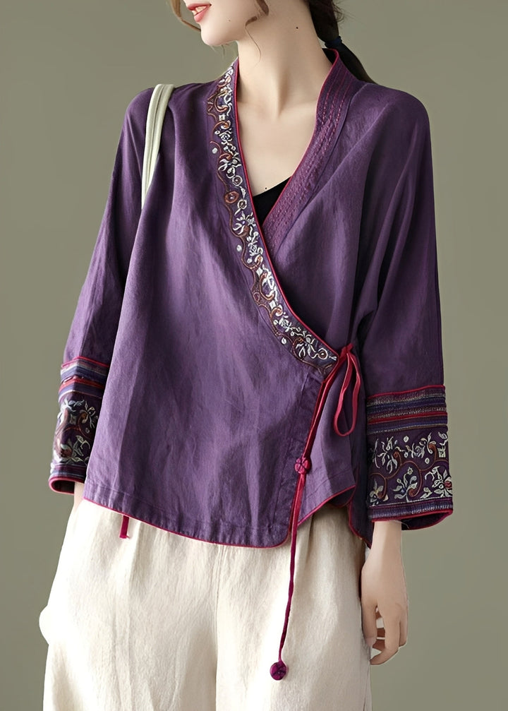 Blusa feminina com bordado delicado, manga longa. Peça confortável e elegante para o estilo primavera verão.