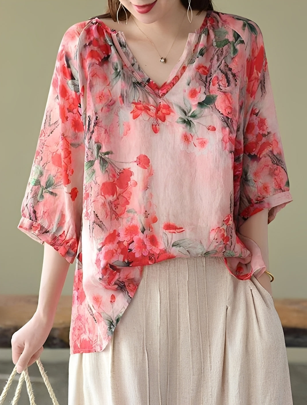 Blusa feminina elegante Nancy com estampa moderna, decote V solto. Perfeita para verão casual e confortável.