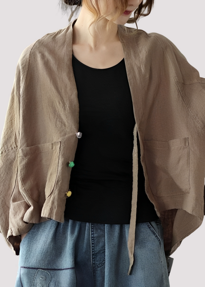 Cardigã feminino casual e folgado, com bolsos. Design confortável e versátil para outono e primavera.