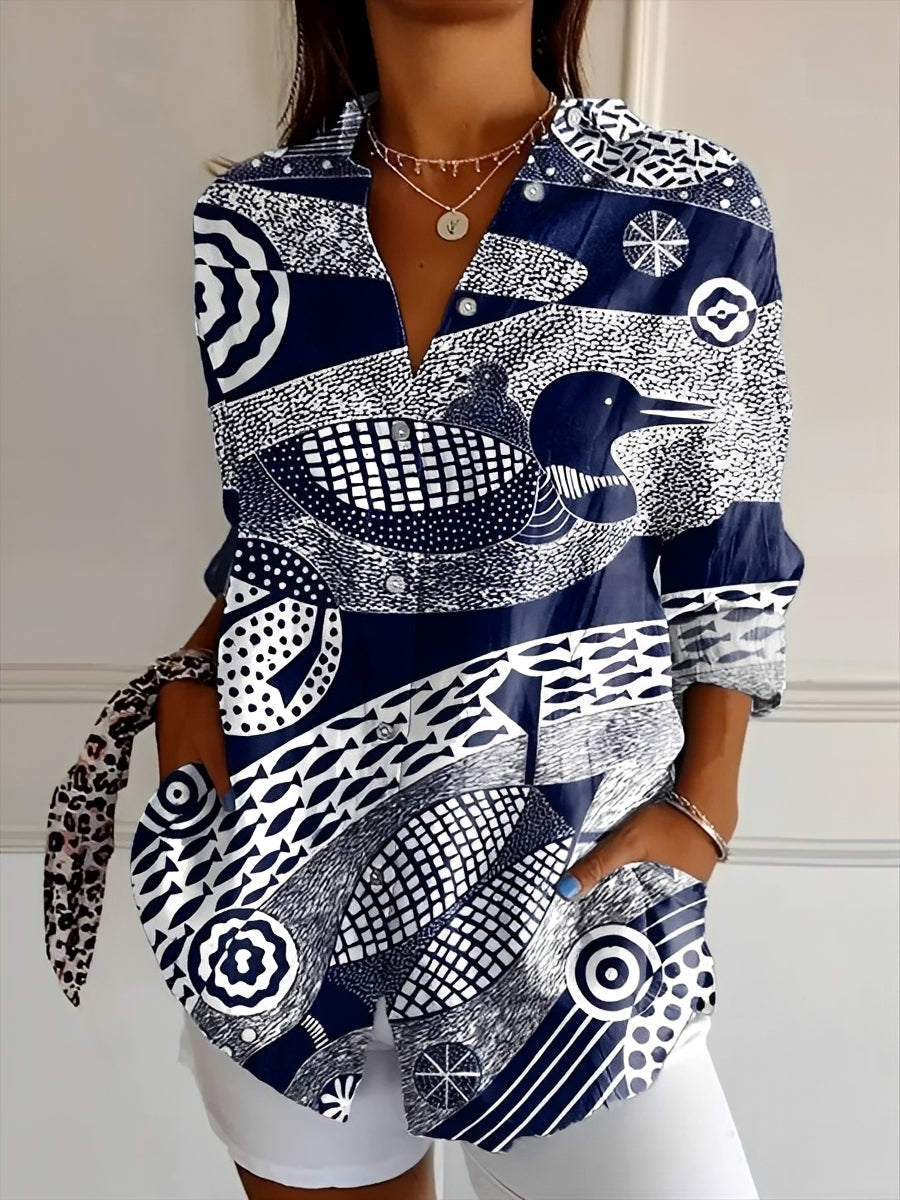 Blusa feminina de manga longa, com botões e corte elegante, ideal para looks sofisticados e modernos.
