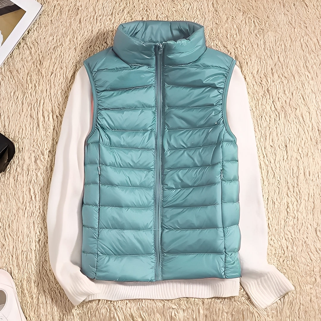 Modelo usando colete feminino leve e quente, agasalho estiloso para outono/inverno.
