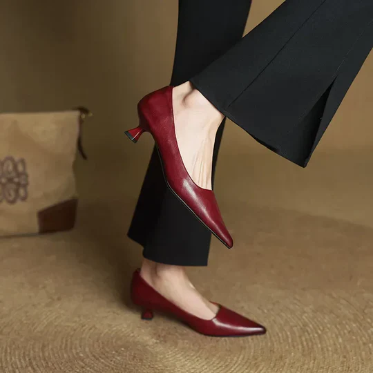 Sapatos de salto pretos femininos, clássico e confortável. Ideal para moda escritório e eventos chiques.
