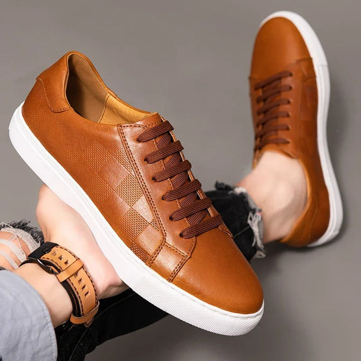 Tênis masculino marrom estiloso, perfeito para combinar com looks casuais. Calçado versátil e moderno para o dia a dia.