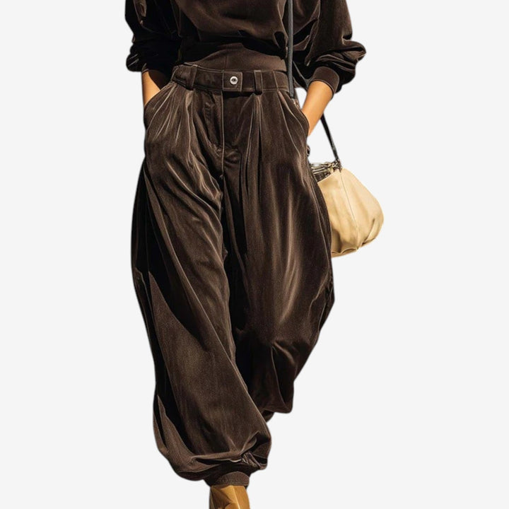 Macacão feminino castanho, roupa versátil de moda com conforto e elegância para o dia a dia.