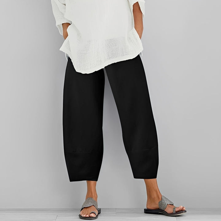 Calças casuais soltas Mariam para mulheres. Essencial no guarda-roupa de verão para conforto e versatilidade.