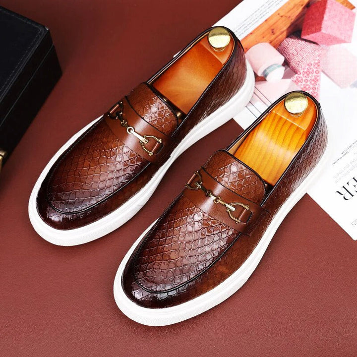 Mocassim masculino verde escuro, sapato formal elegante que combina conforto com um estilo clássico e moderno.
