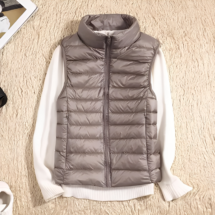 Colete feminino acolchoado, agasalho leve e quente que combina com qualquer look de inverno.