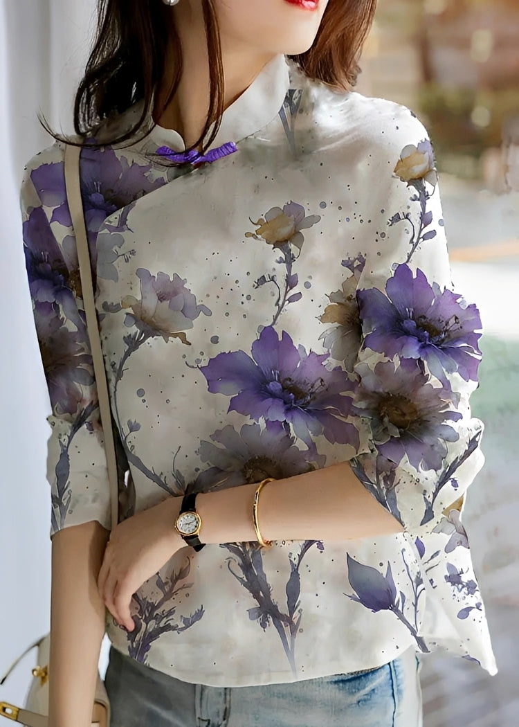Blusa feminina leve com caimento fluido para verão. Bordado floral e design elegante, moda primavera-verão.
