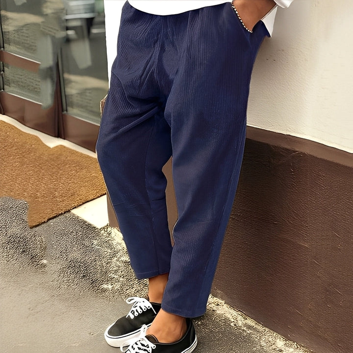 Calças masculinas largas pretas, ideais para um visual casual e versátil. Conforto e estilo na moda masculina.