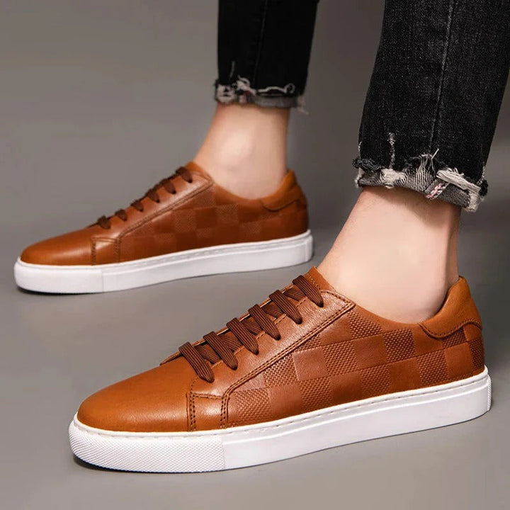 Par de tênis masculino que oferece conforto superior e estilo casual. Calçado versátil para diversas ocasiões do dia a dia.