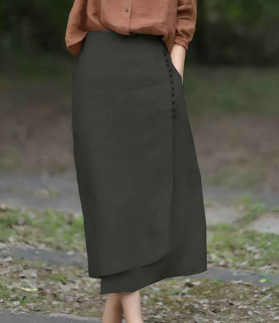 Saia midi feminina assimétrica com cós elástico, confortável e versátil para moda casual ou elegante em qualquer estação.