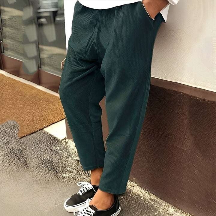 Calças masculinas largas de corte relaxado em tom bege, combinando conforto superior e moda masculina casual.