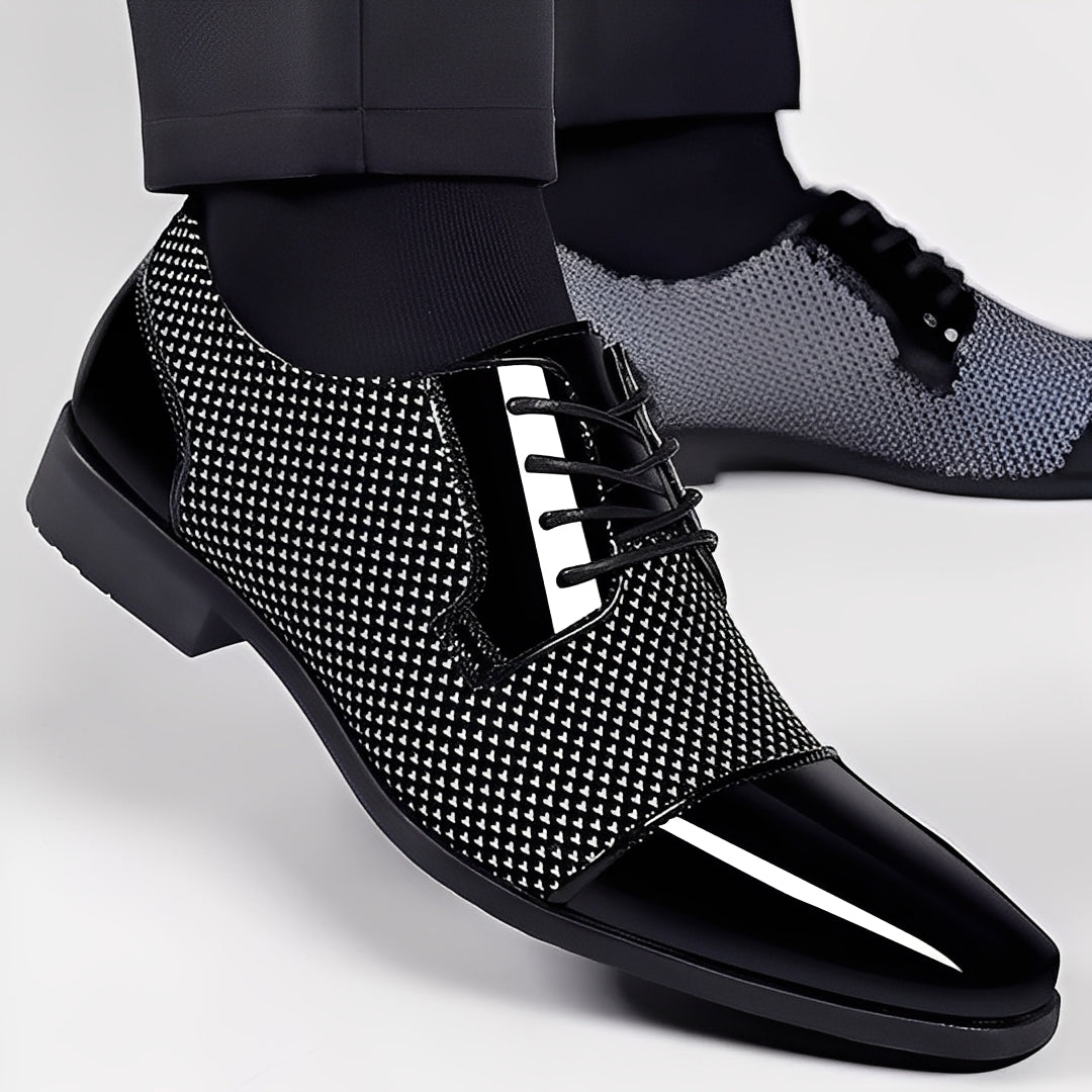 Sapatos formais masculinos elegantes pretos, ideais para ocasiões especiais e eventos de gala.