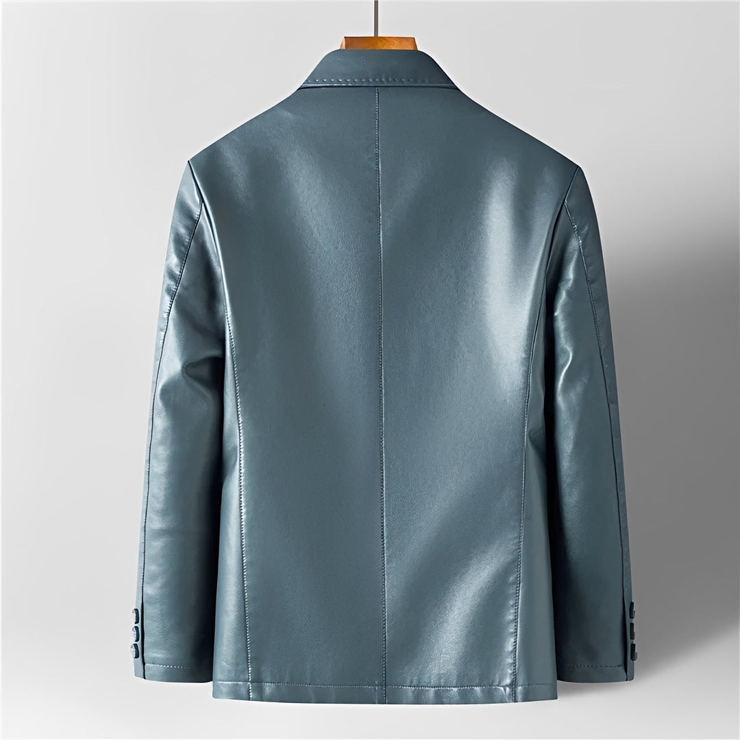 Blazer masculino verde musgo, corte elegante e bolsos práticos, perfeito para sobreposição casual.