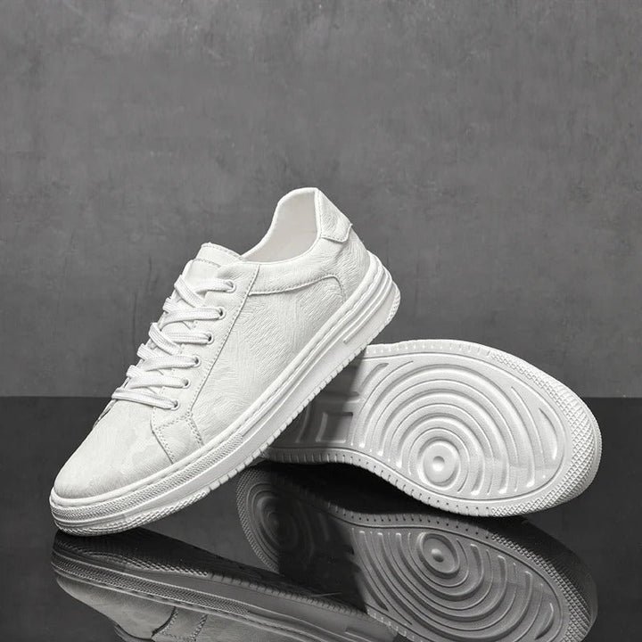 Detalhe do tênis masculino de skate, mostrando a textura e design clássico para conforto.