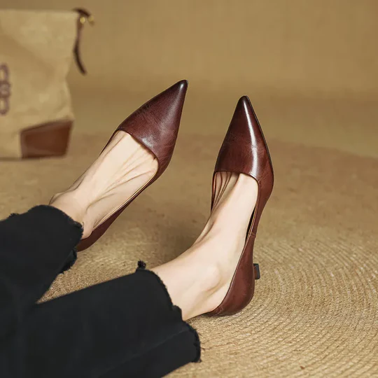 Sapato feminino de salto alto com design moderno, combinando elegância e conforto para qualquer ocasião.