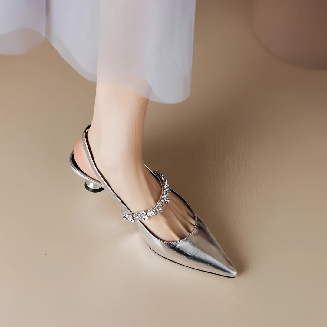Salto feminino bico fino, um clássico da moda feminina. Estilo elegante e atemporal para diversas ocasiões.