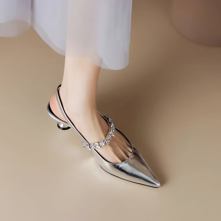Salto feminino bico fino, um clássico da moda feminina. Estilo elegante e atemporal para diversas ocasiões.