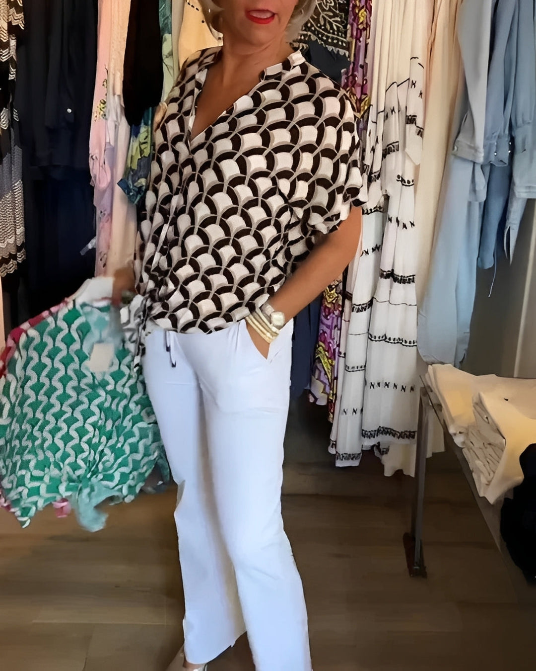 Blusa estampada feminina com cores, top casual de verão, estilo versátil, ideal para todas as ocasiões.