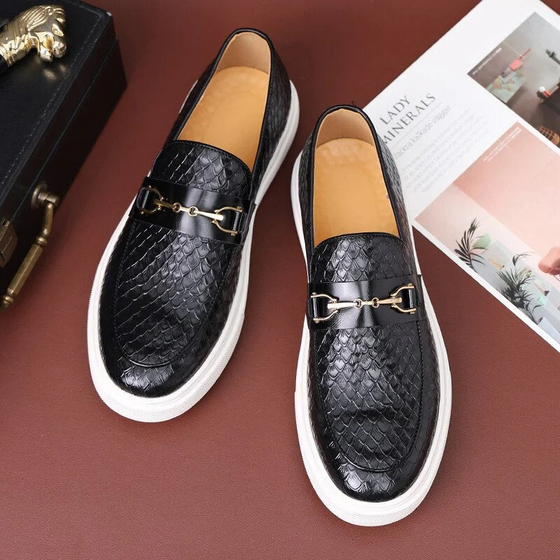 Calçado masculino mocassim clássico, ideal como sapato formal social, ou para um visual casual chic moderno.