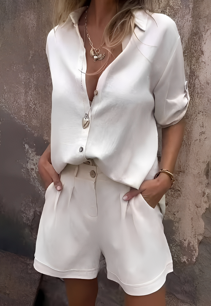Conjunto feminino casual de blusa e shorts para o verão, ideal para dias quentes e confortáveis.