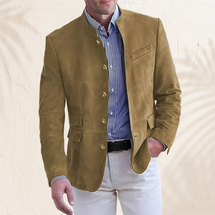 Blazer masculino versátil, exibindo corte e caimento impecáveis. Conforto e elegância para moda masculina.