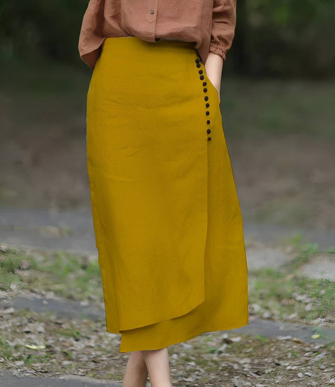 Saia feminina midi assimétrica em linha A, com cós elástico, oferecendo conforto e um toque de elegância casual.
