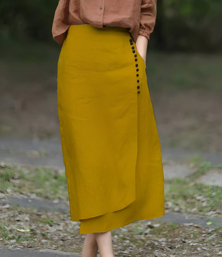 Saia feminina midi assimétrica em linha A, com cós elástico, oferecendo conforto e um toque de elegância casual.