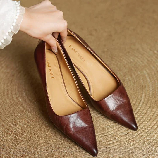 Sapato de salto feminino, confortável e elegante, perfeito para um estilo profissional no escritório.