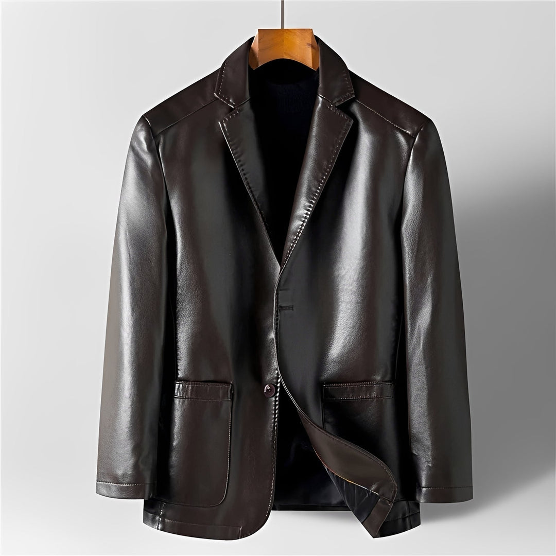 Blazer marrom masculino, design moderno e elegante, com detalhes de bolsos para um look casual.
