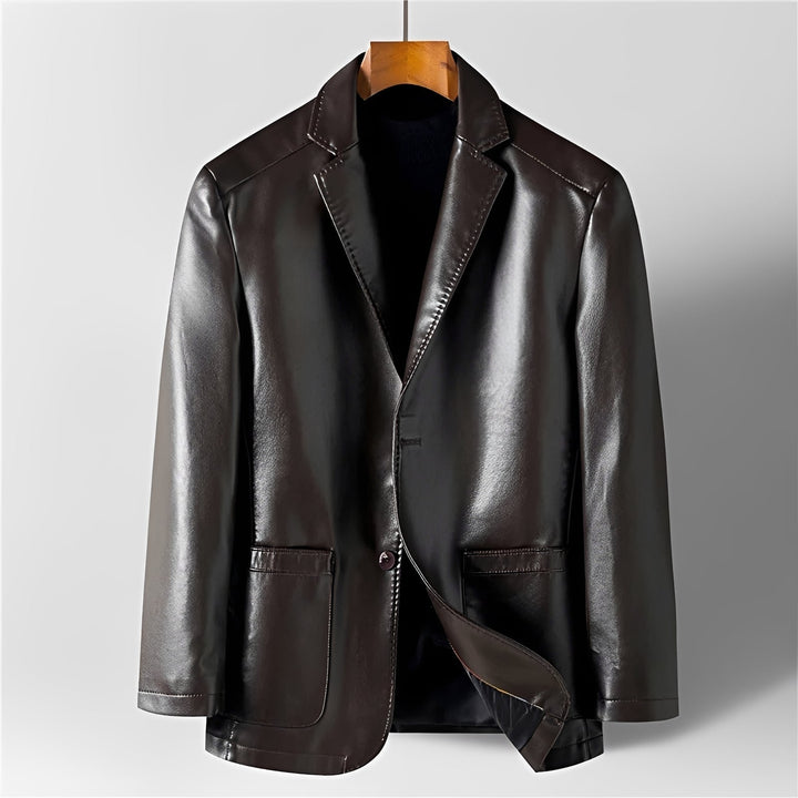 Blazer marrom masculino, design moderno e elegante, com detalhes de bolsos para um look casual.