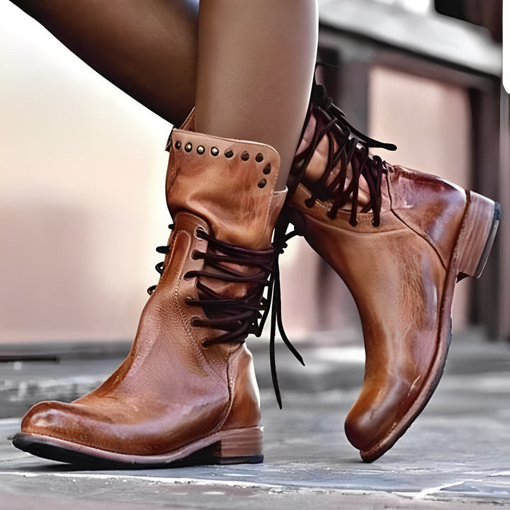 Botas femininas Lenora retro marrom com salto baixo, perfeitas para o inverno e outono, unindo conforto e estilo versátil.