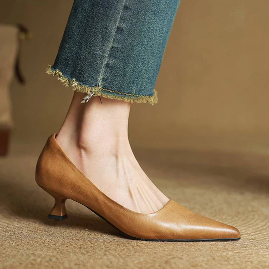 Sapatos femininos de salto alto, unindo conforto e um toque casual chique para a mulher moderna.