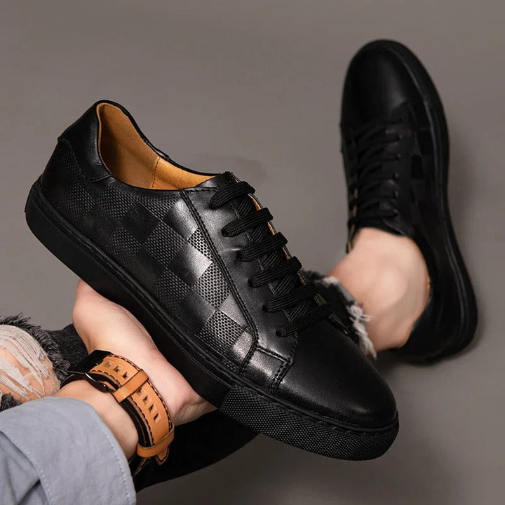 Tênis masculino de design atemporal para conforto diário. Calçado casual estiloso, versátil para a moda masculina atual.