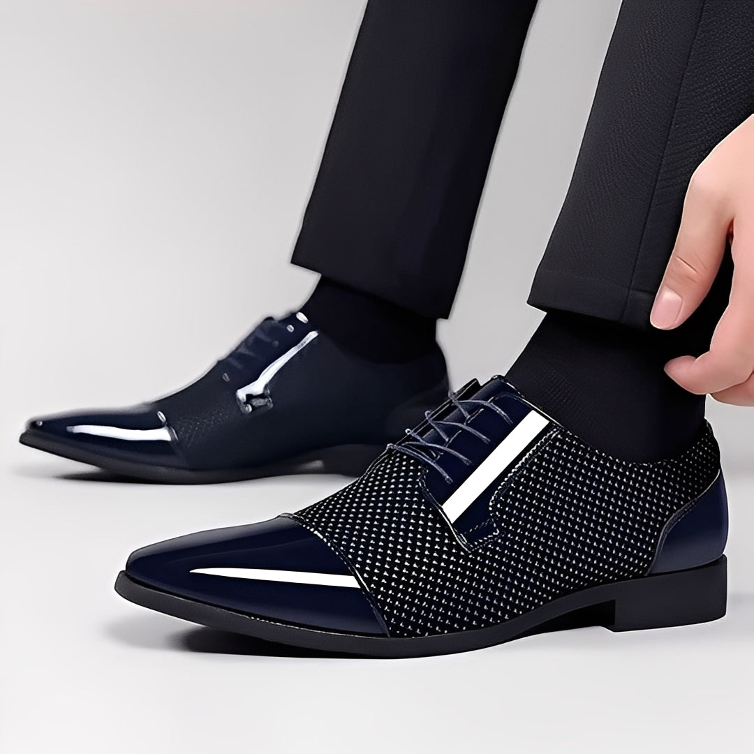 Calçado social masculino de couro preto com brilho, conforto para festas e traje de gala.