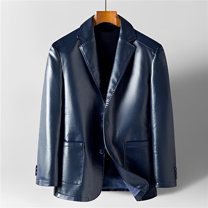 Blazer masculino preto com bolsos frontais, peça essencial de moda, versátil para qualquer estação.
