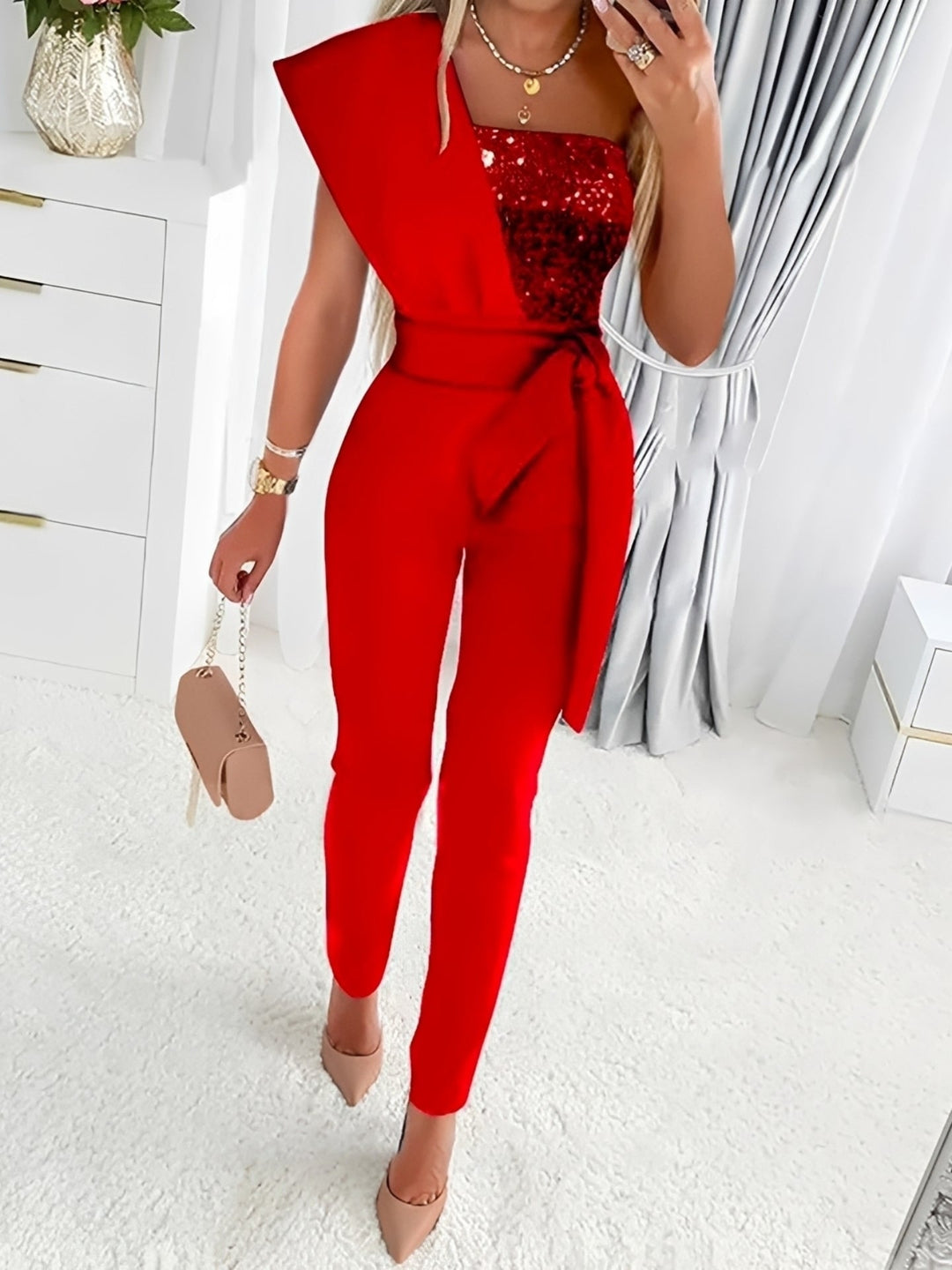 Macacão feminino comprido com brilho, ideal para festas e eventos de glamour. Moda primavera-verão.