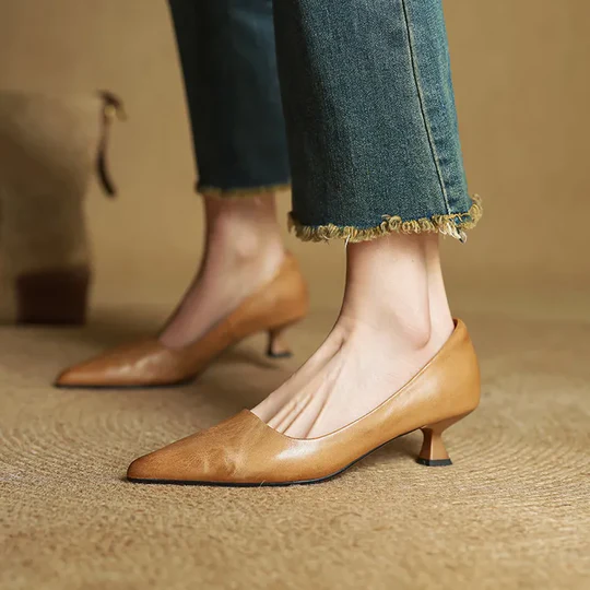 Sapato de salto feminino, a tendência de moda que une elegância, conforto e versatilidade em cada passo.