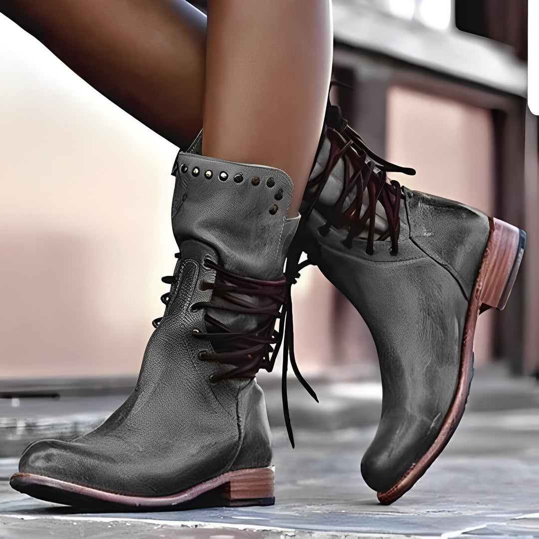 Calçado feminino Lenora retro elegante com salto baixo. Bota versátil para moda outono/inverno, combinando conforto e tendência.