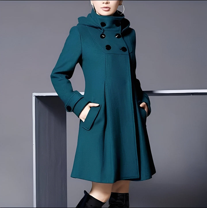 Casaco feminino casual cinza com capuz e bolsos laterais, ideal para outono e inverno. Roupa confortável e versátil.